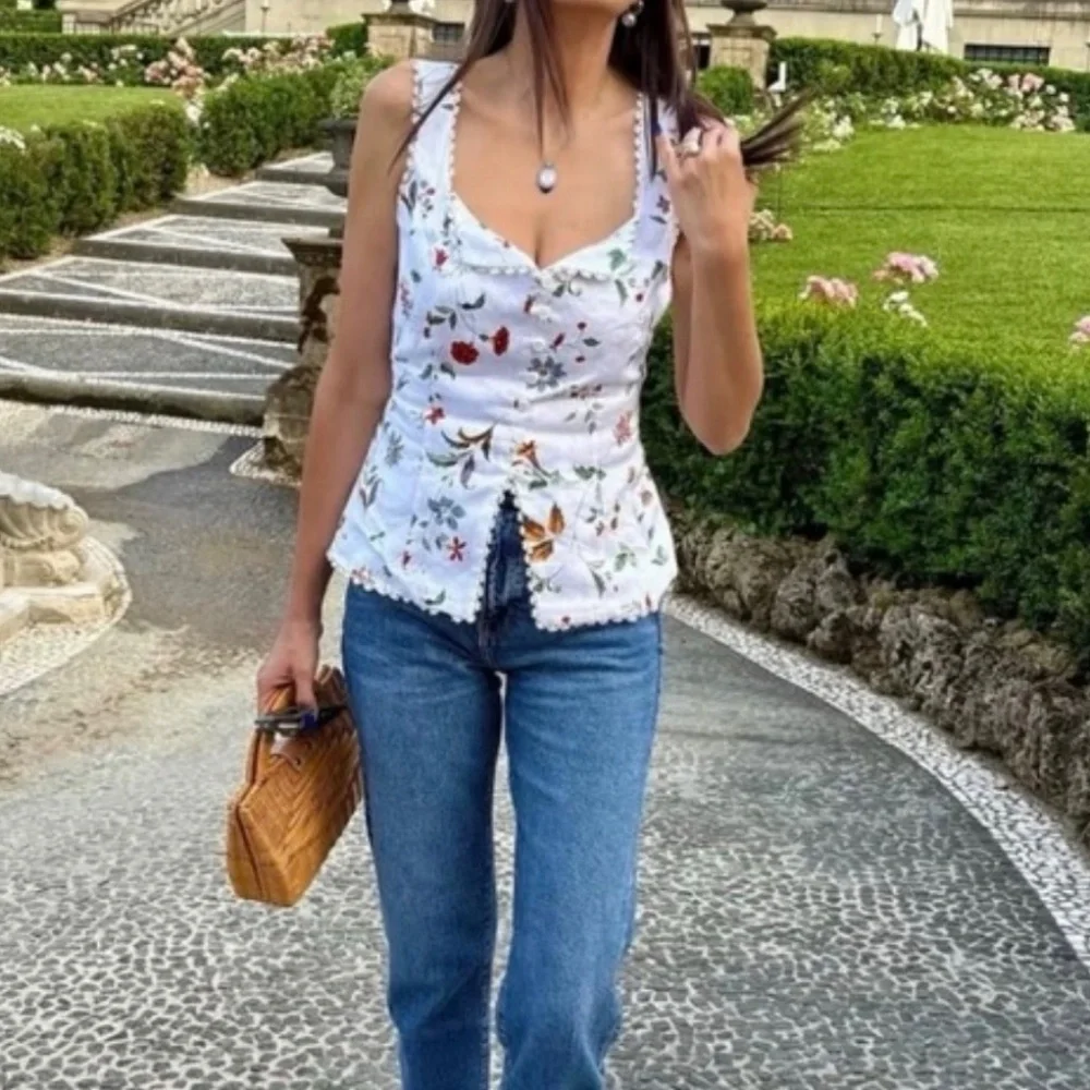 Reformation Viola Linen Top In Corsini, brand new, never worn, no flaws. - Picture 9 of 9